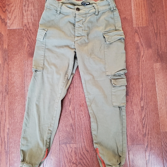 Fashion Nova Cargo Pants - Picture 4 of 5